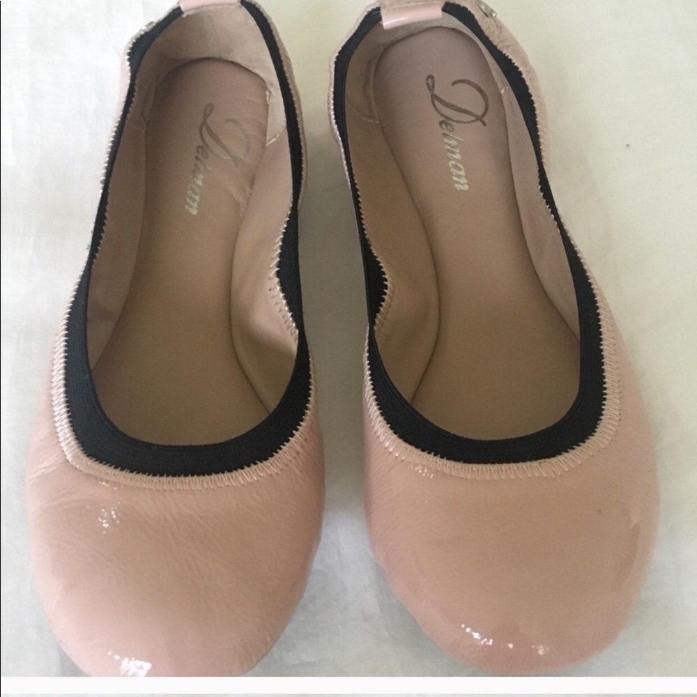 Delman . Round toe flats